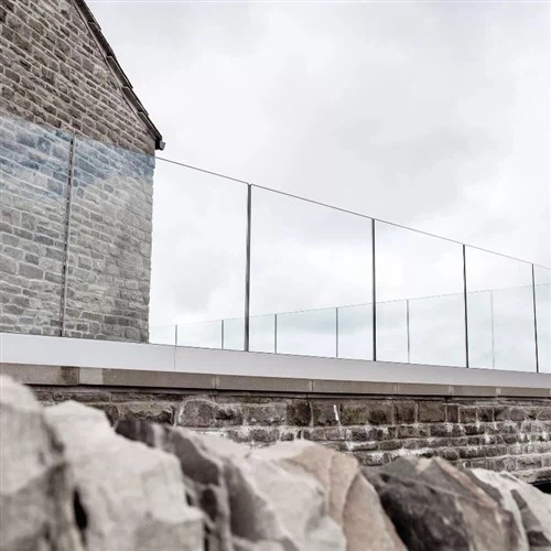 Balkonové skleněné zábradlí