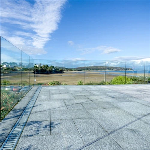 Moderní skleněné zábradlí