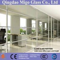 Stěnová přepážka z tvrzeného skla