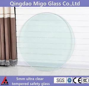 Zkosená deska stolu z leštěného skla